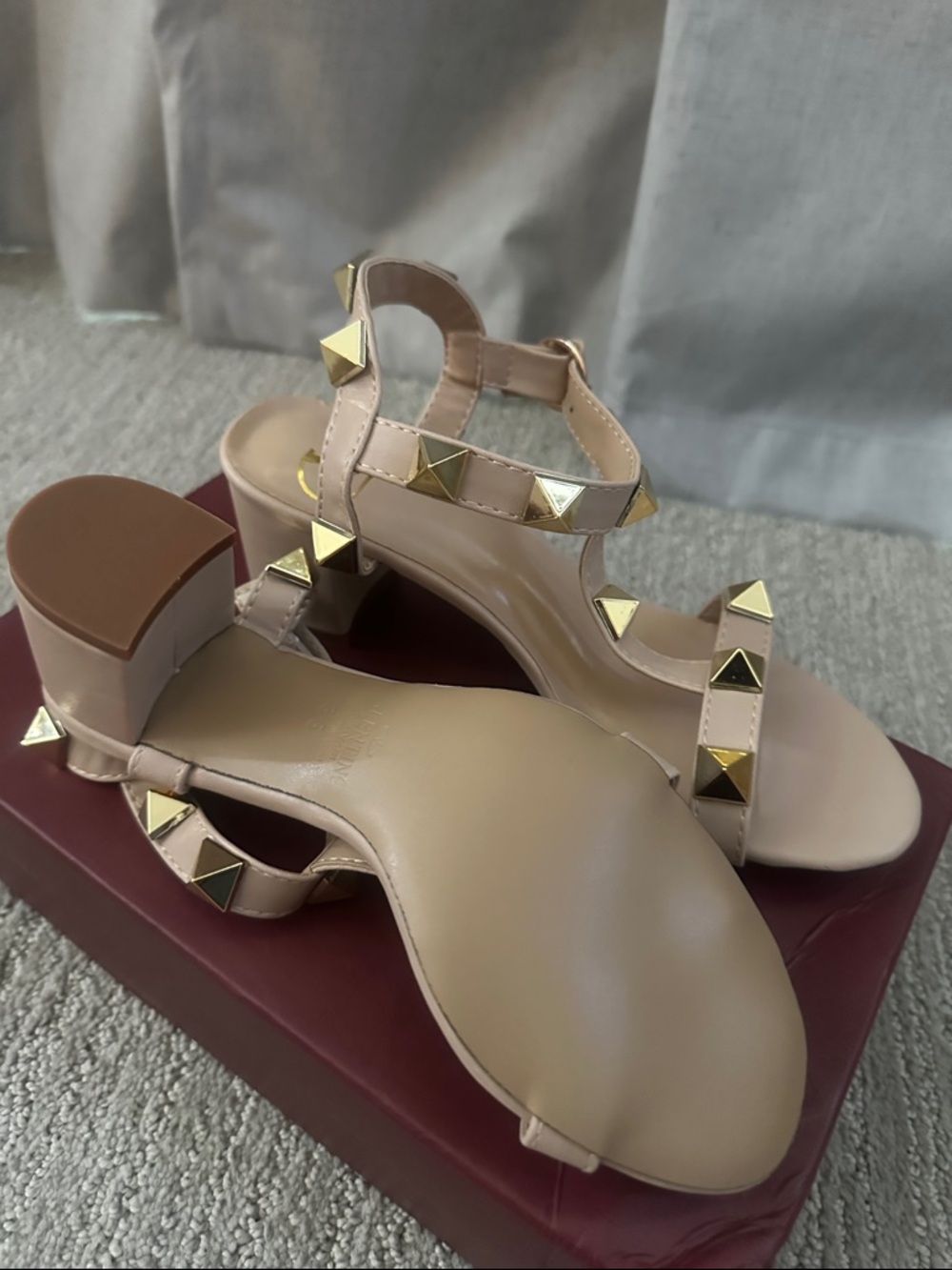 Curated Luxury Blush Patent T-Strap Sandals with Gold Studs - Picture 3 of 6